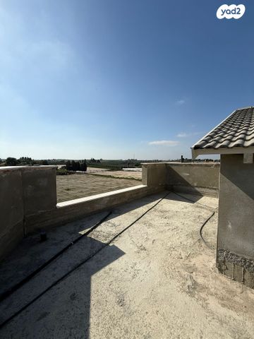 דו משפחתי, תל מונד