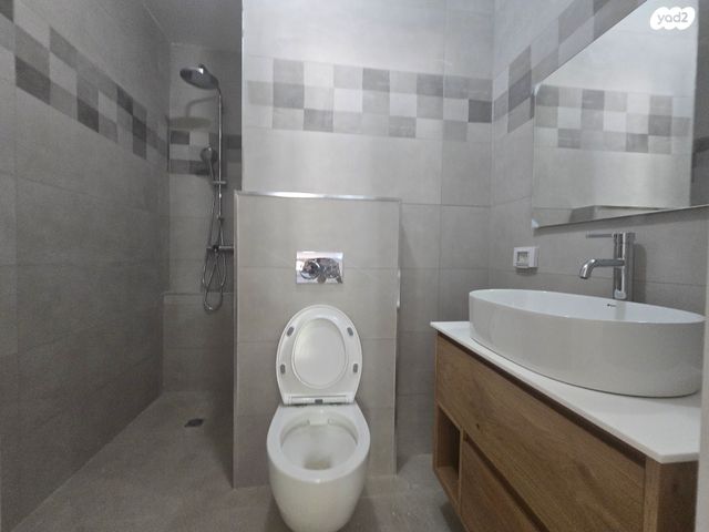 דירת גן, בנימין ד'ישראלי, אחוזה, חיפה