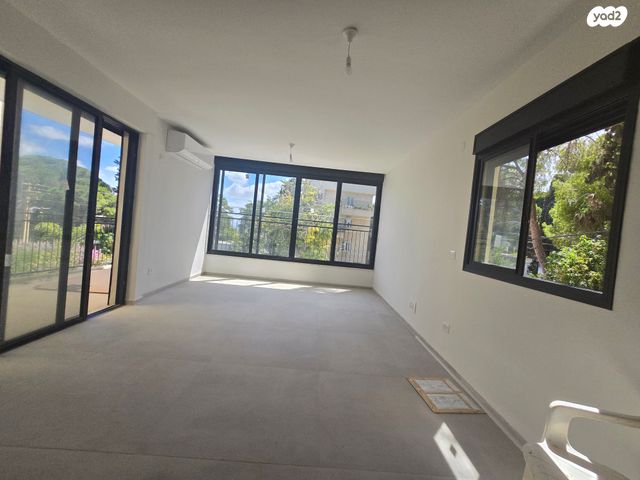 דירת גן, בנימין ד'ישראלי, אחוזה, חיפה