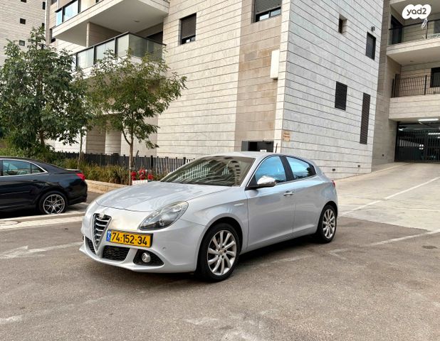 מודעת רכב אלפא רומיאו ג'ולייטה