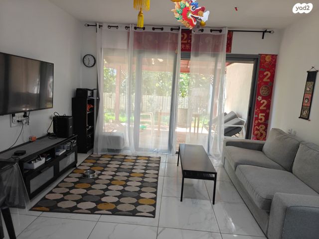 דירת גן, עפרוני, גבעת הסלעים, ראש העין