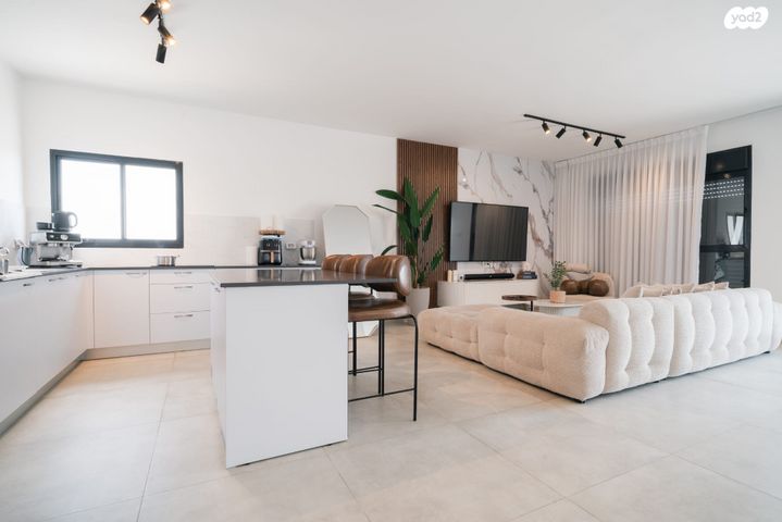 דירה, אריק איינשטיין, נווה שרון / שער העיר, נתיבות