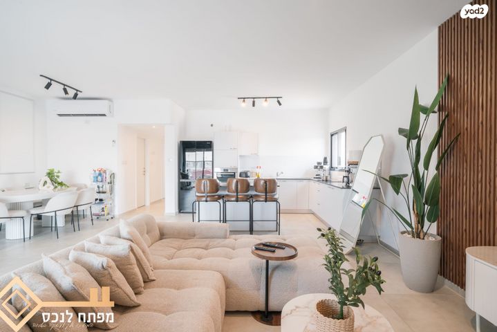 דירה, אריק איינשטיין, נווה שרון / שער העיר, נתיבות