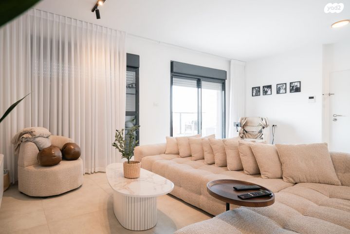 דירה, אריק איינשטיין, נווה שרון / שער העיר, נתיבות