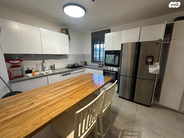 דירת גן, יוסף אבו, נתיבות מערב, נתיבות