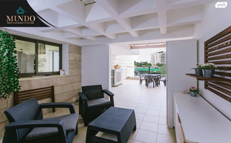 דירה, אהוד מנור, חתני פרס ישראל, באר יעקב