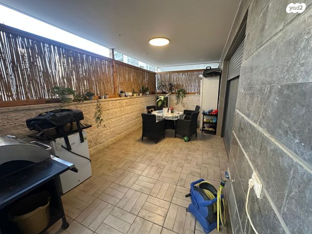 דירת גן, יוסף אבו, נתיבות מערב, נתיבות