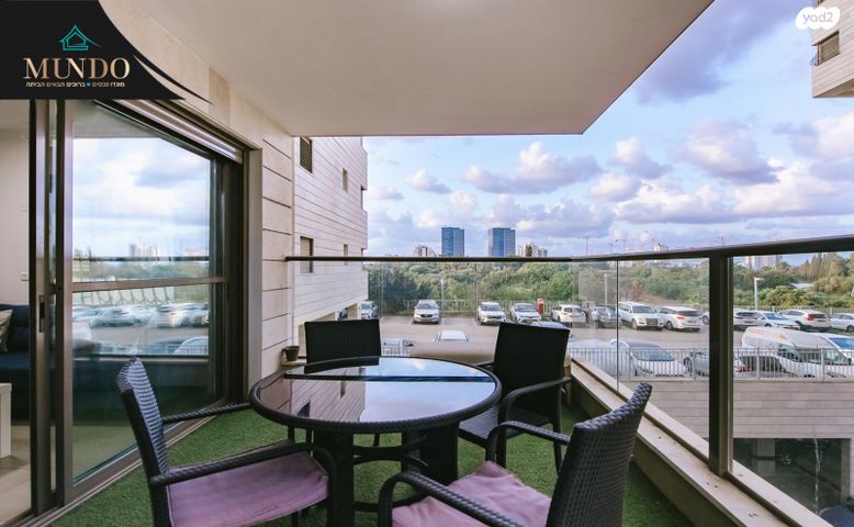 דירה, אהוד מנור, חתני פרס ישראל, באר יעקב