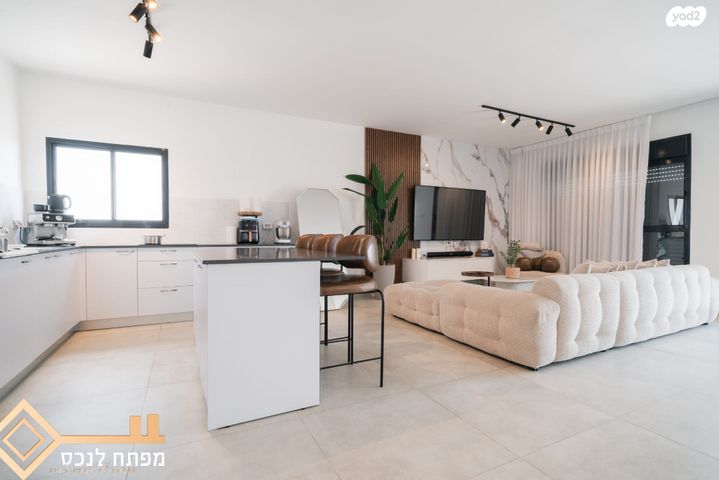 דירה, אריק איינשטיין, נווה שרון / שער העיר, נתיבות