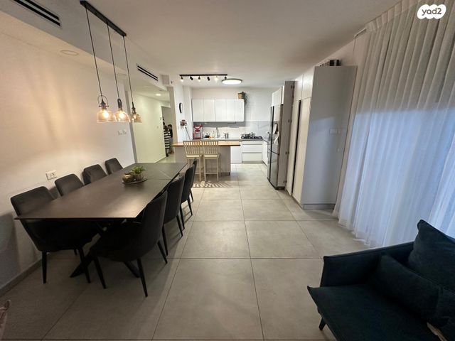 דירת גן, יוסף אבו, נתיבות מערב, נתיבות