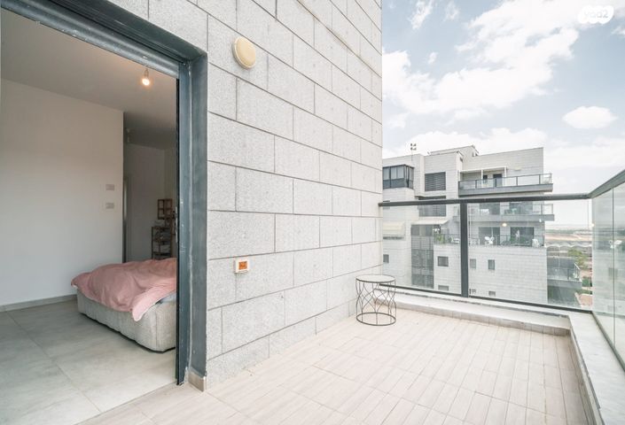 דירה, אריק איינשטיין, נווה שרון / שער העיר, נתיבות