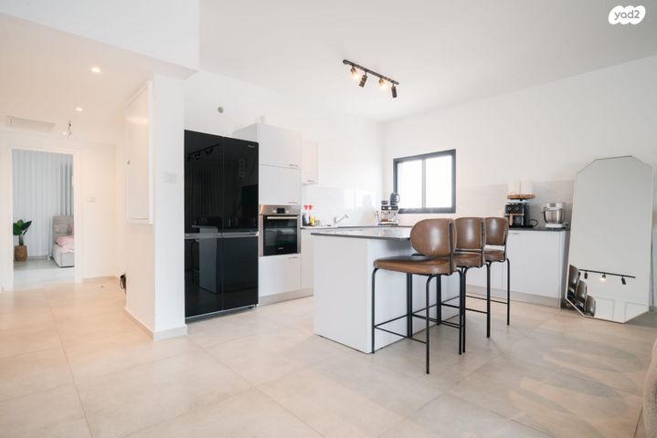 דירה, אריק איינשטיין, נווה שרון / שער העיר, נתיבות