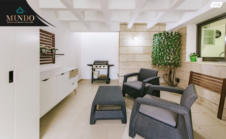 דירה, אהוד מנור, חתני פרס ישראל, באר יעקב