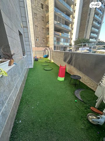 דירת גן, יוסף אבו, נתיבות מערב, נתיבות