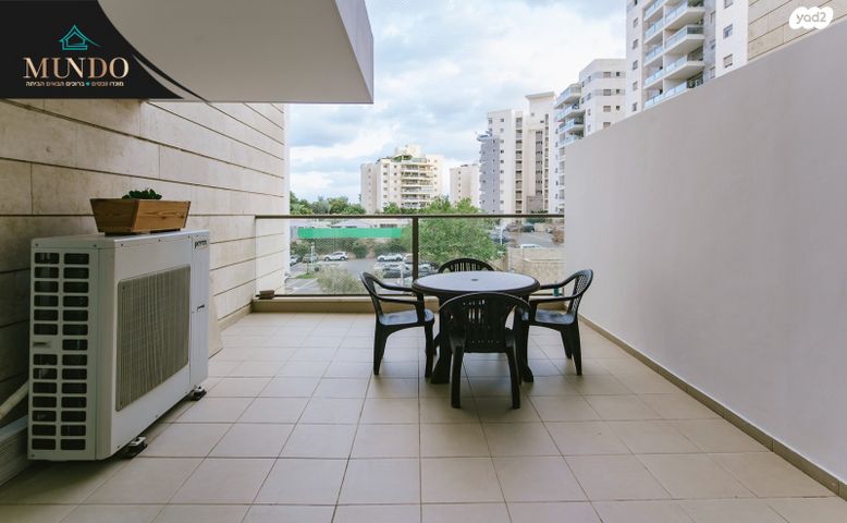 דירה, אהוד מנור, חתני פרס ישראל, באר יעקב