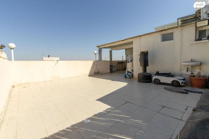 גג/ פנטהאוז, יחיאל מיכל פינס, שיכון מפ"ם, פתח תקווה