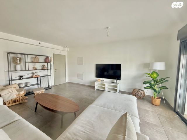 דירה, ניסים אלוני, פסגות אפק, ראש העין