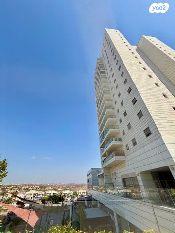 דירה, ניסים אלוני, פסגות אפק, ראש העין