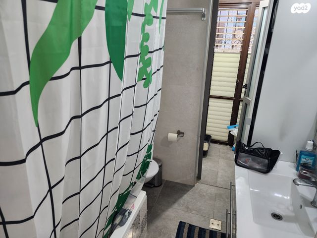 דירת גן, עפרוני, גבעת הסלעים, ראש העין