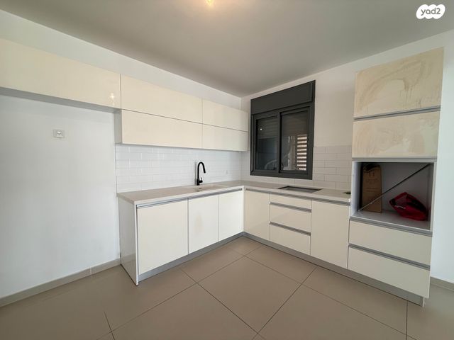 דירה, יקינטון 2, הפרחים, חריש