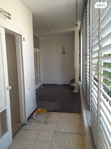 דירה, הרב עוזיאל 18, לב העיר, בת ים