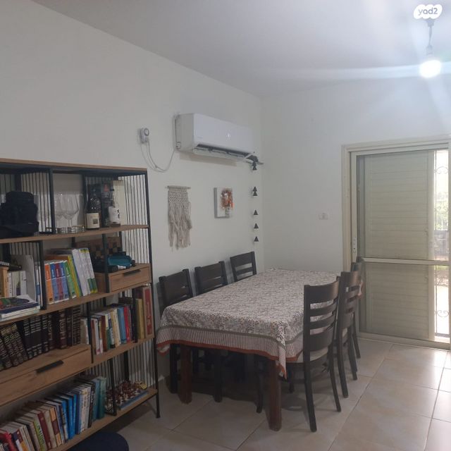 דו משפחתי, אודם, אבני חפץ, אבני חפץ