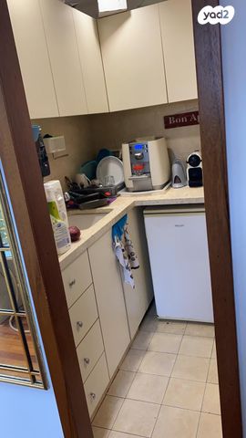 חנויות/ שטח מסחרי, שדרות וייצמן 6, קרית יערים, רמת השרון