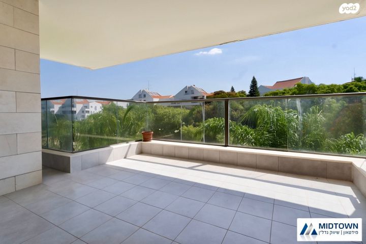 דירה, הזמר העברי, כפר סבא