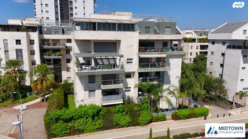 דירה, הזמר העברי, כפר סבא