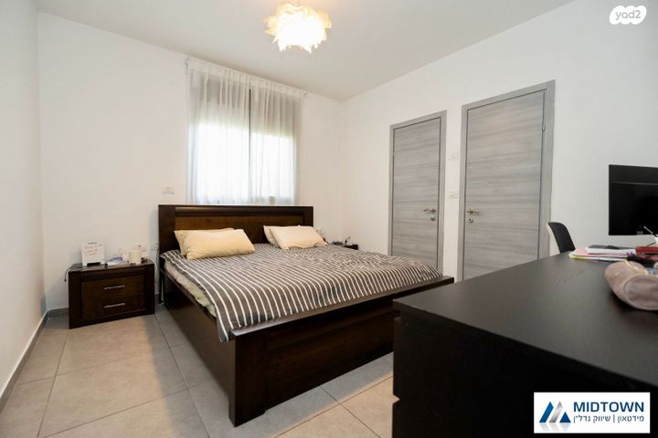 דירה, הזמר העברי, כפר סבא