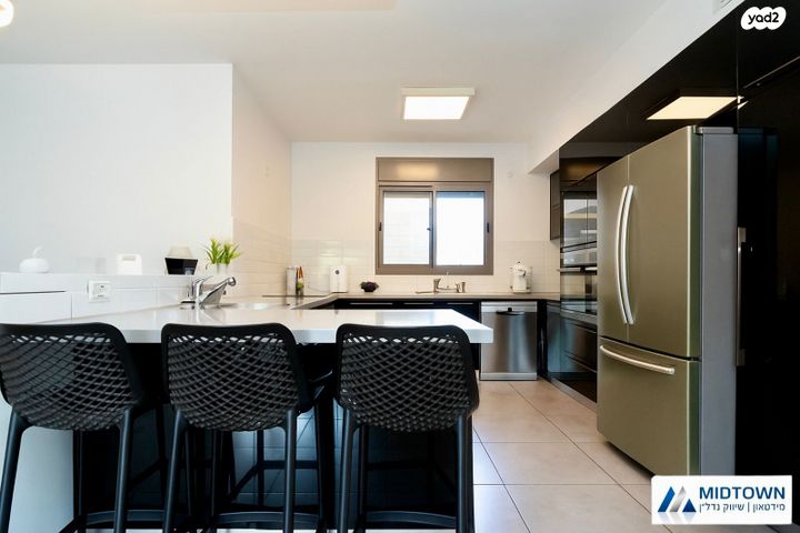 דירה, הזמר העברי, כפר סבא