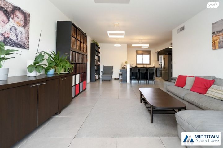 דירה, הזמר העברי, כפר סבא