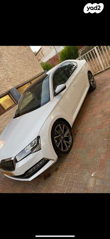 סופרב 4X2 Sport Line פלאג-אין אוט׳ סדאן 4 דל 1.4 (156 כ״ס)