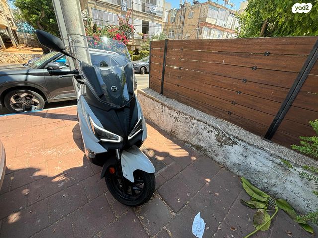 מודעת רכב סאן יאנג ג'וי-מקס Z-300