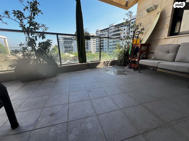 דירה, המשוררת רחל, הרצליה