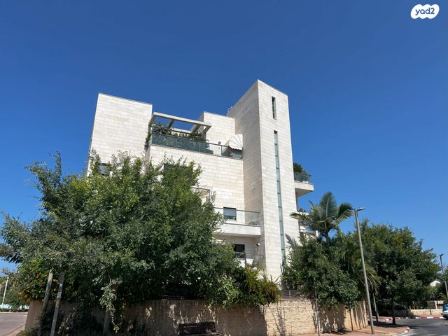 דירה, המשוררת רחל, הרצליה