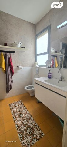 דו משפחתי, אורנית