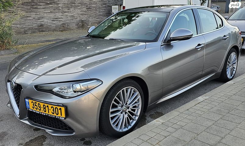 מודעת רכב אלפא רומיאו ג'וליה