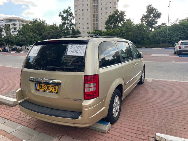 מודעת רכב קרייזלר גראנד וויאג'ר