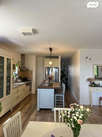 גג/ פנטהאוז, דם המכבים 13, הפרחים, מודיעין מכבים רעות