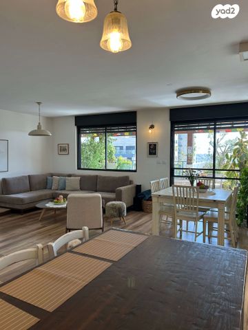 גג/ פנטהאוז, דם המכבים 13, הפרחים, מודיעין מכבים רעות