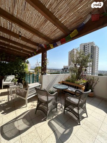 גג/ פנטהאוז, דם המכבים 13, הפרחים, מודיעין מכבים רעות