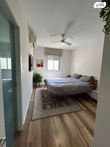 גג/ פנטהאוז, דם המכבים 13, הפרחים, מודיעין מכבים רעות