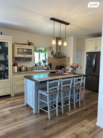 גג/ פנטהאוז, דם המכבים 13, הפרחים, מודיעין מכבים רעות