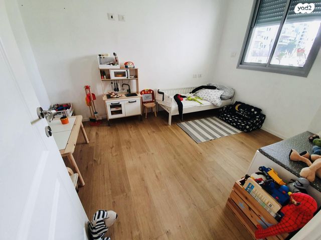 דירה, אהוד מנור 14, הזמר העברי, כפר סבא