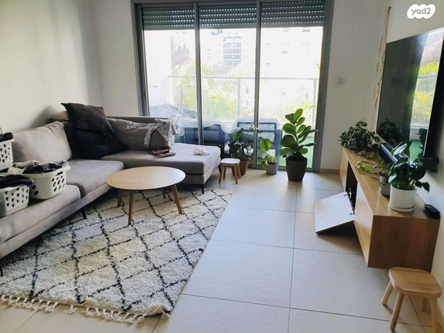 דירה, אהוד מנור 14, הזמר העברי, כפר סבא