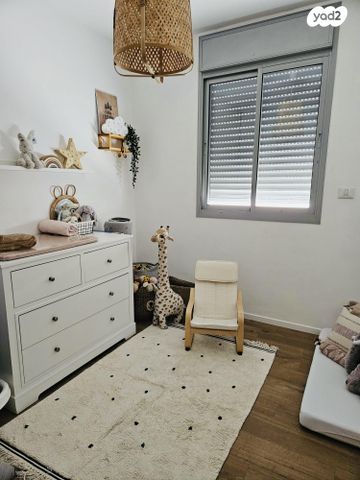 דירה, אהוד מנור 14, הזמר העברי, כפר סבא