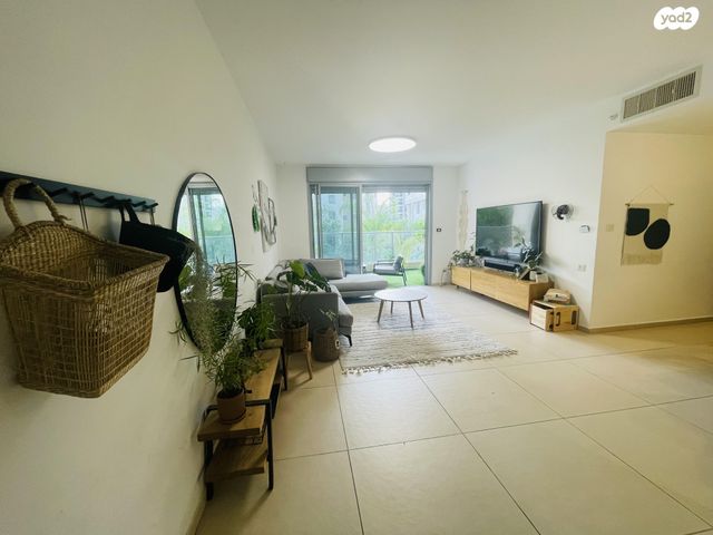 דירה, אהוד מנור 14, הזמר העברי, כפר סבא