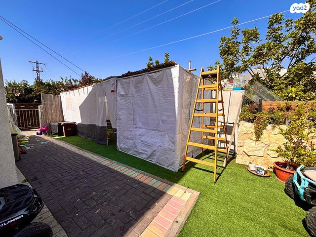 דירת גן, כלי שיר 56, נווה מנחם, קרני שומרון