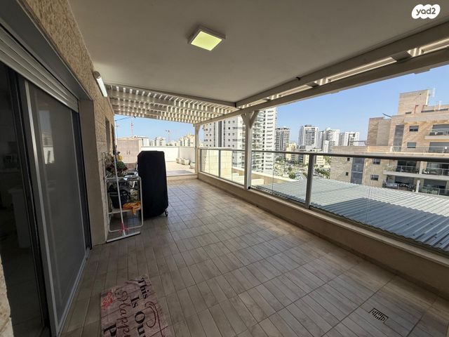 דירה, עוזי חיטמן, משכנות האומנים, קרית מוצקין